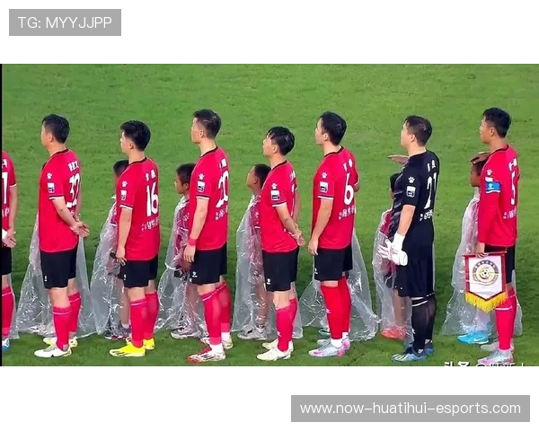 球员家人见证比赛，媒体捕捉温情瞬间，球员家属